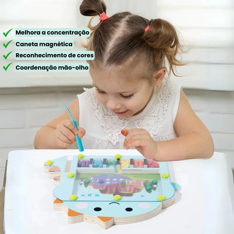 Menina brincando com Brinquedo Montessori magnético educativo desenvolvendo coordenação mão-olho