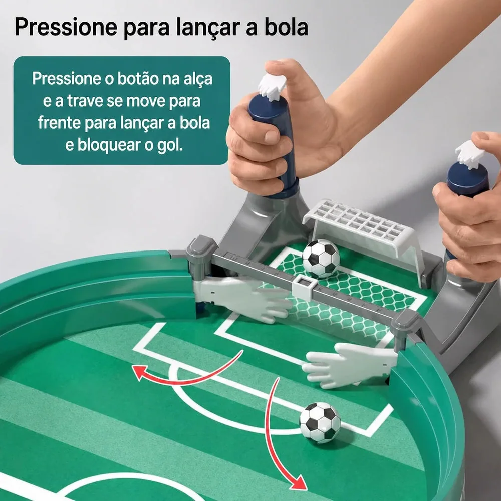 Criança jogando com brinquedo educativo futebol de mesa portátil desenvolvendo coordenação mão olho