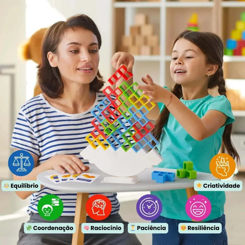 Mãe e filha brincando com Brinquedo Educativo Jogo de Equilíbrio, desenvolvendo raciocínio, paciência e criatividade
