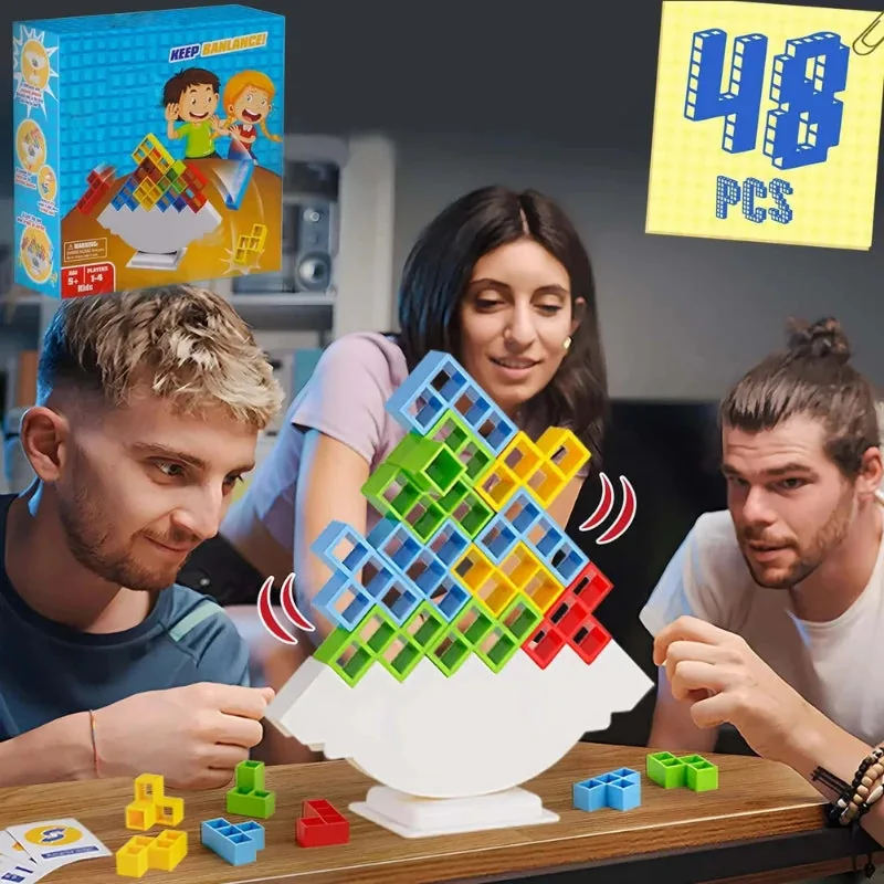 Adultos jogando com o Brinquedo Educativo Jogo de Equilíbrio, mostrando momentos de diversão em grupo