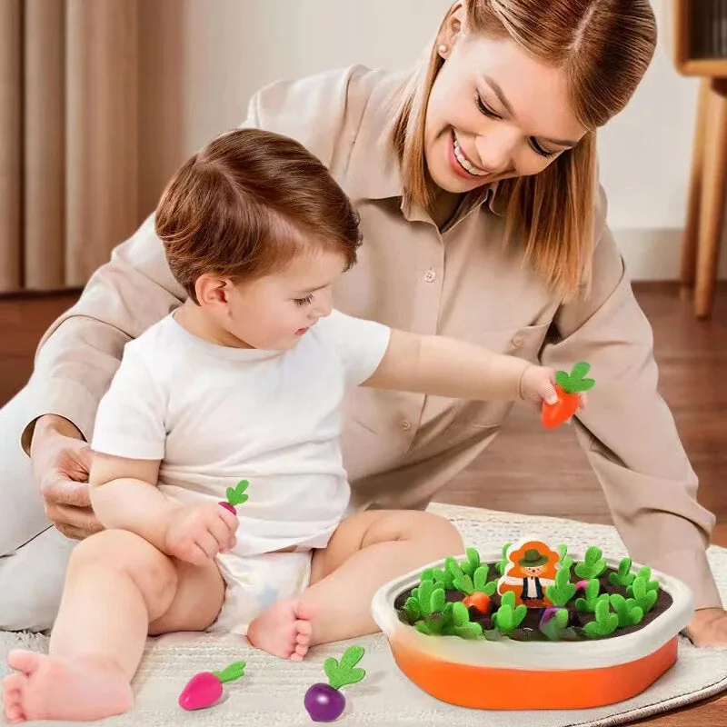 Arindolê Brinquedos Mãe brincando com filho usando brinquedo educativo Montessori de cenouras para socialização e desenvolvimento cognitivo