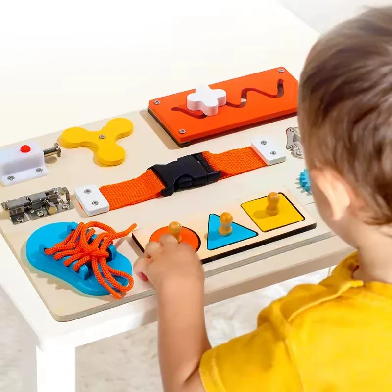 Criança brincando com placa Montessori de atividades em madeira, estimulando autonomia e coordenação motora fina Brinquedo Educativo Brinquedos Montessori